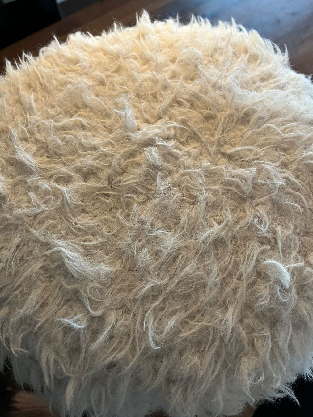 Tabourets: 2 Hocker mit Schaffell Optik – D'occasion à Oberrohrdorf par Anuschka5 2