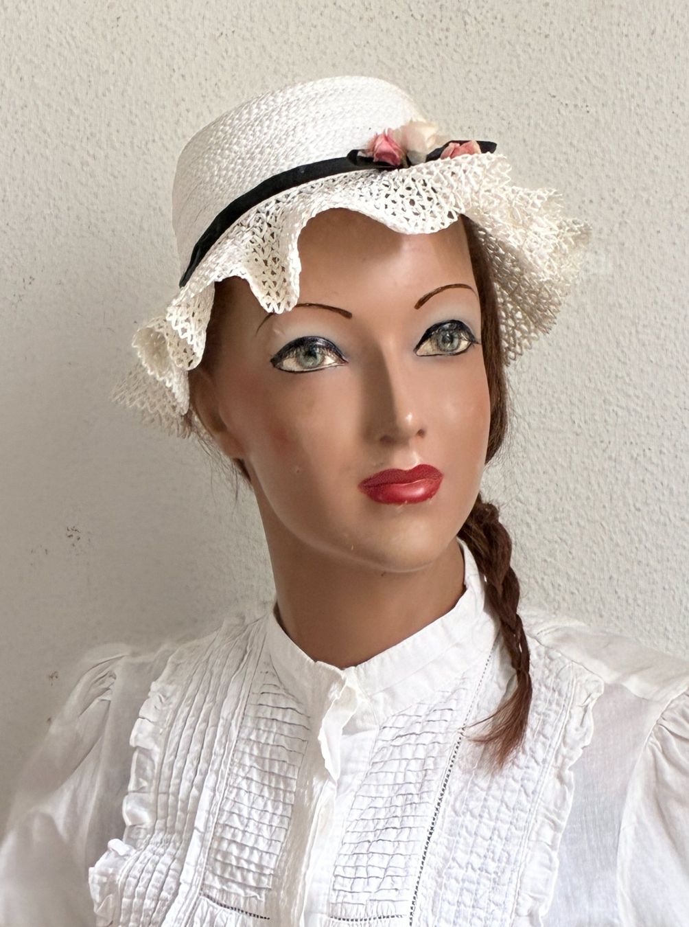 Copricapi, berretti & cappellini: Weisser Vintage Basthut mit Kunststoff Blüemli – Usato da Kloten venduto da Nephty 3