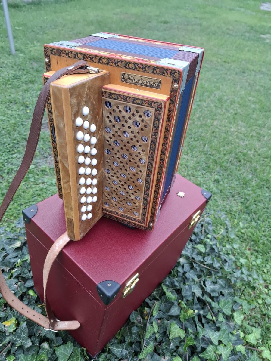 Instruments de musique: Nussbaumer Schwyzerörgeli – D'occasion à Domdidier par HA92 9