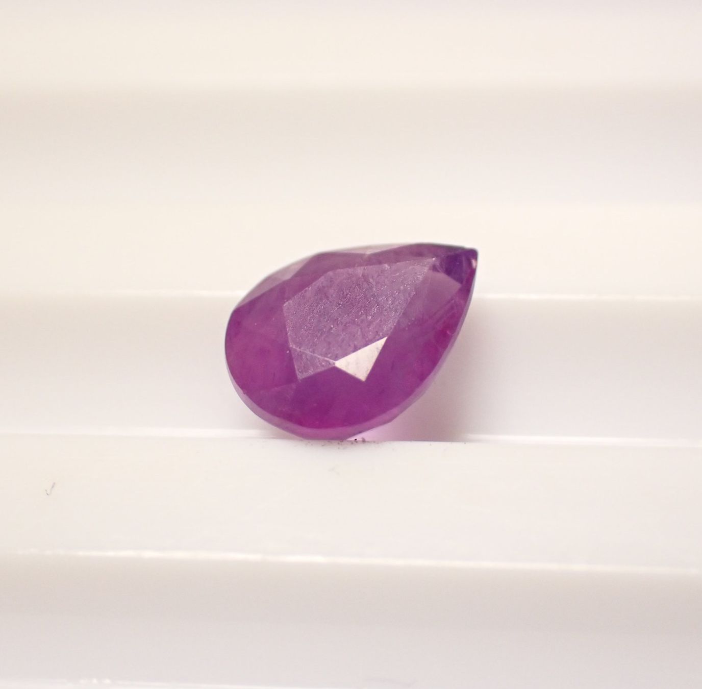 Pietre preziose: Violett Pinker Saphir 2.18 ct. mit GFCO Zertifikat – Nuovo e nell'imballaggio originale da Zürich venduto da GOS08