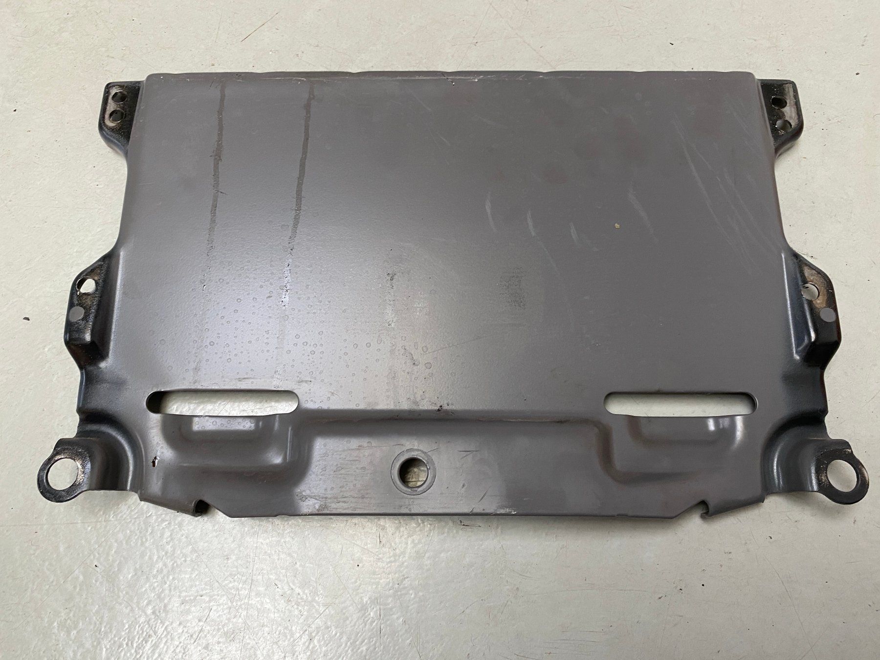 Volkswagen Tutti pezzi di ricambio auto: Batteriehalter VW T6 – Usato da Alpnach-Dorf venduto da Hess-Automobile