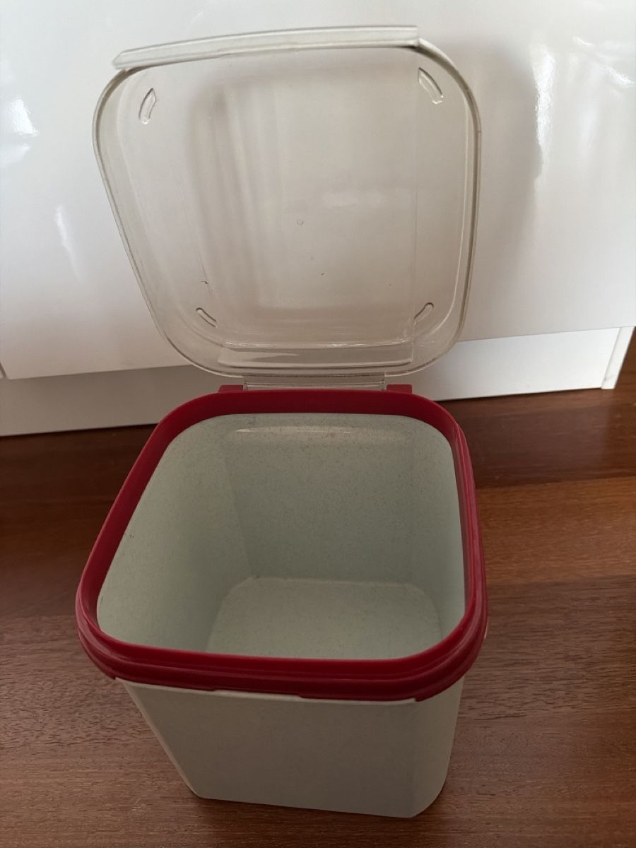 Tupperware Behälter & Ähnliches: Vorratsdose Behälter hellgrau mit rotem Deckel gut erhalten – Gebraucht aus Bülach von Jackybabue 5