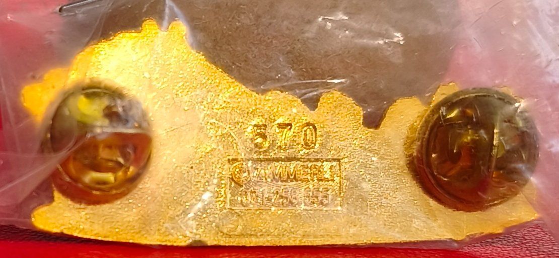 Placchette & Badge: Schweizer Gotthard-Postkutsche, emaillierter Doppelpin – Nuovo e nell'imballaggio originale da Zürich venduto da Tanteemma369 2
