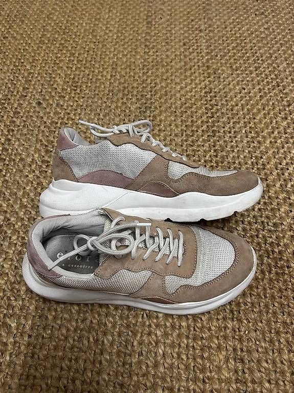 Scarpe da donna: Sneaker nr 38 – Usato da Pura venduto da Nasino 1
