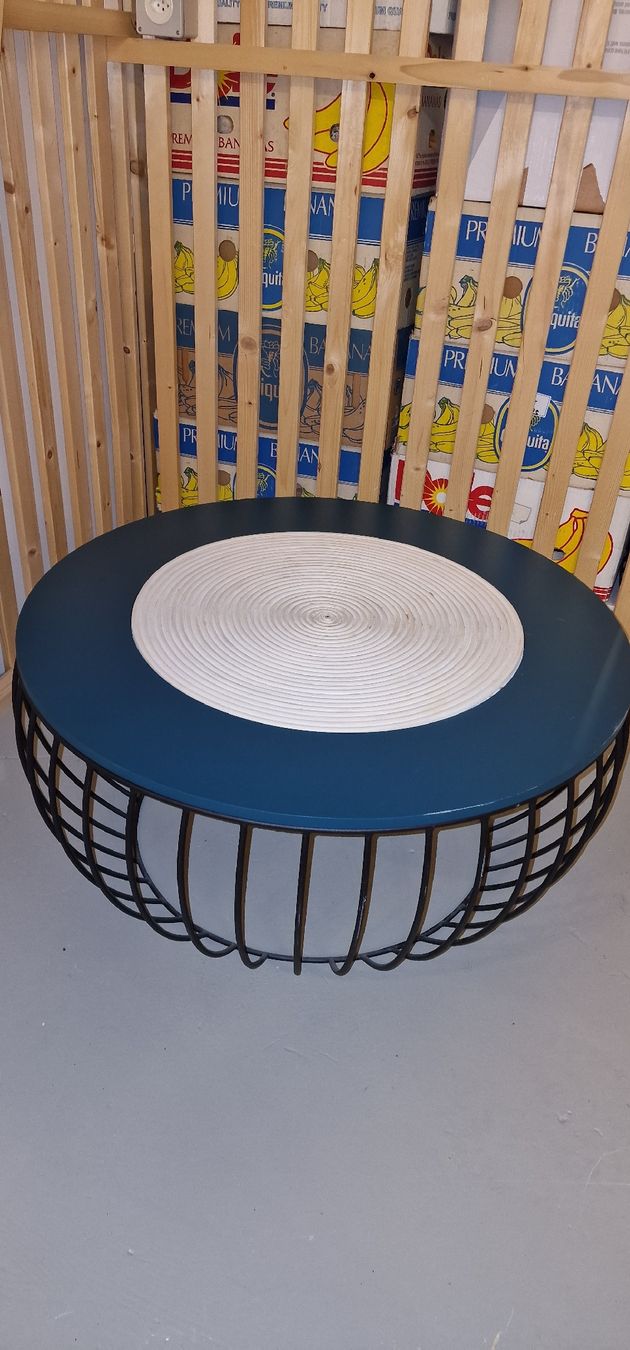 Livique Tables: Livique Couchtisch mit Metallgestell – D'occasion à Bern par Brobo