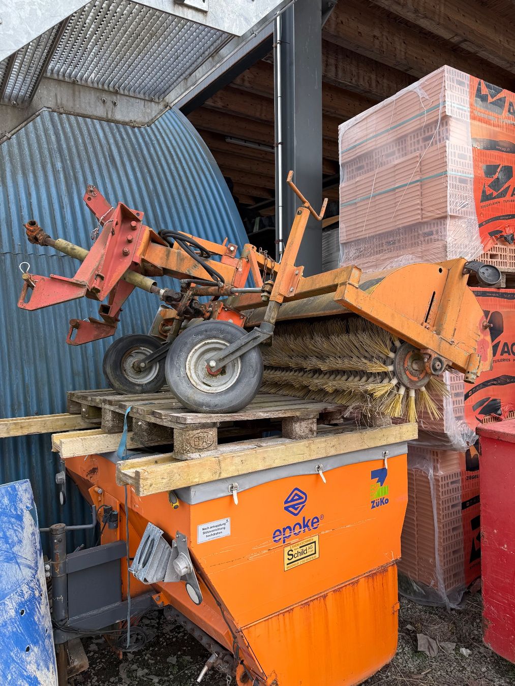 Sonstiges für Haushalt & Wohnen: Bürste zu Traktor – Gebraucht aus Giswil von Barbos2