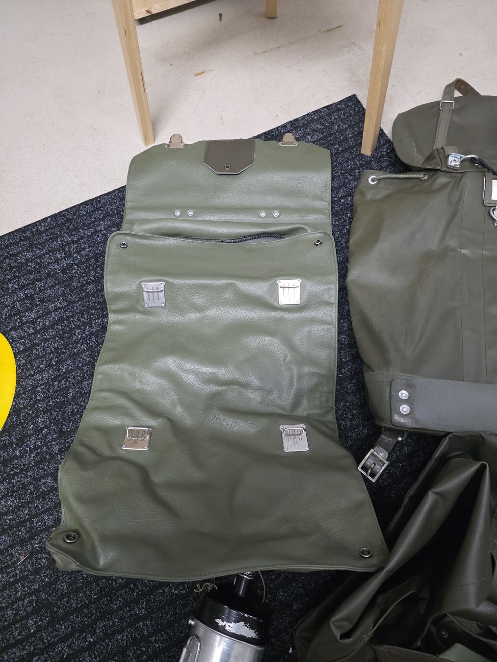 Schweizer Armee Uniformen: Militär Armee Konvolut  – Defekt aus Dorf von Echo_Elements 2