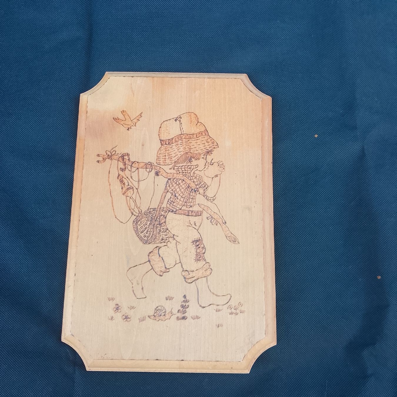 Poster & Bilder: Holzbild Fischerbub mit Apfel 27x18 cm – Gebraucht aus Luzern von toenu23 1