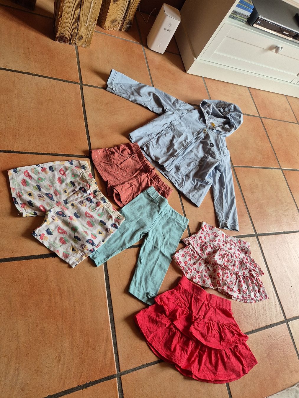 Lotti & Set di vestiti: Kleiderpaket 104/110 Mädchen – Usato da Wynigen venduto da La_Talpa 1