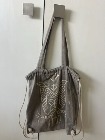Grauer Fizzen Stoffrucksack