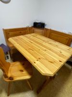 Eckbank mit Tisch und Stuhl Massivholz mit Abnutzungsspuren