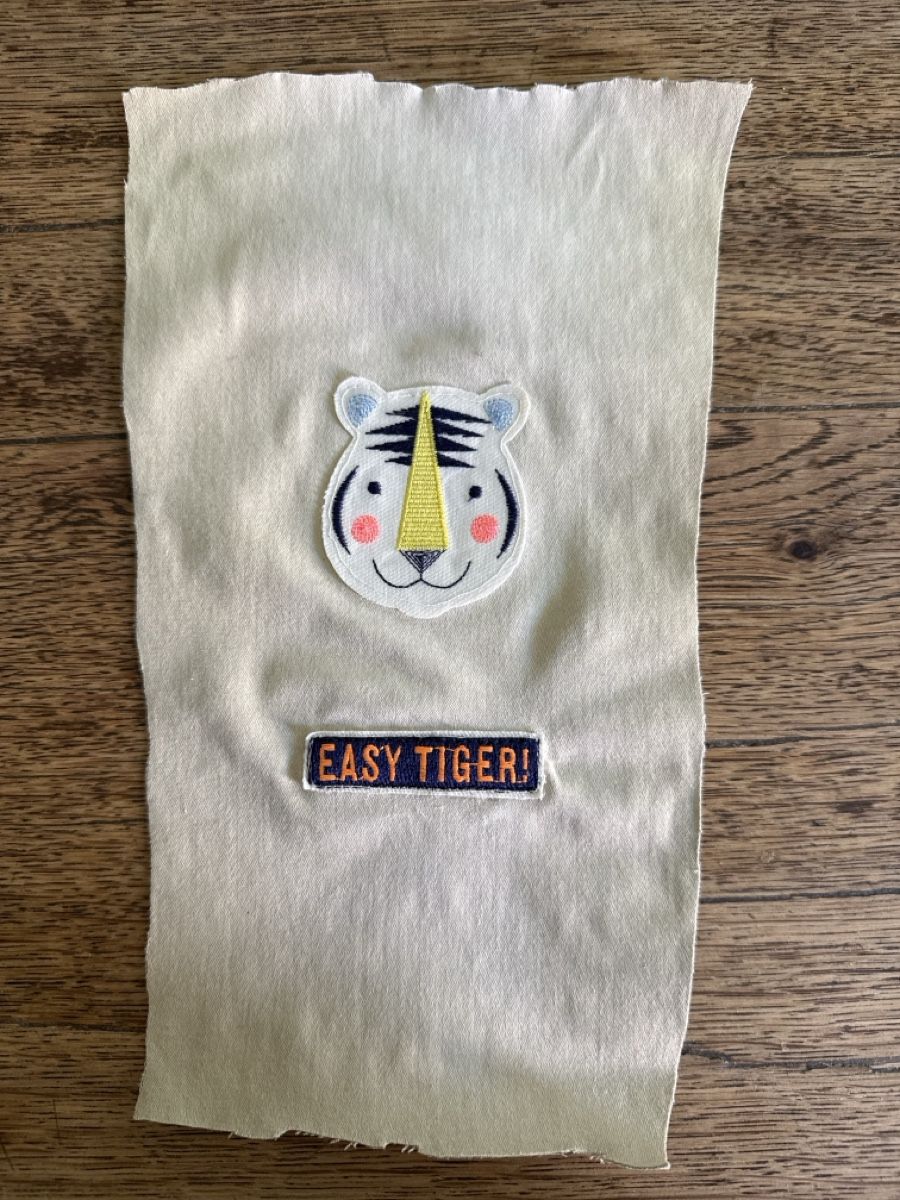 Toppe: Flicken Tigerkopf mit Spruch Easy Tiger, gebraucht – Usato da Zürich venduto da ado7321