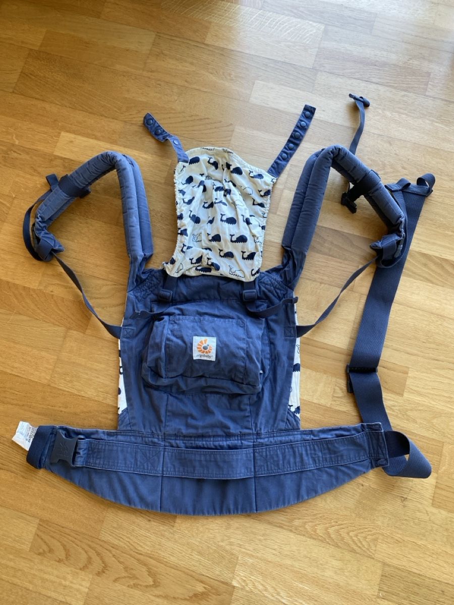 Ergo Baby Marsupi portabebè: Ergobaby Babytrage mit Walen – Usato da Bern venduto da Anaprandi