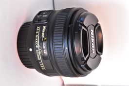 Nikon 50 mm f /1.8G avec filtre UV et pare-soleil.