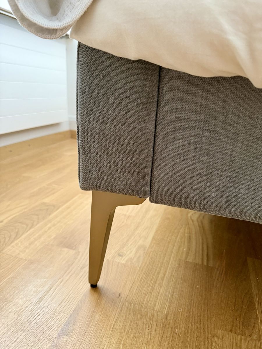 Letti: West Elm Andes Deco Upholstered King Bed Frame + Simba King  – Usato da Zürich venduto da jam_f9nt 3