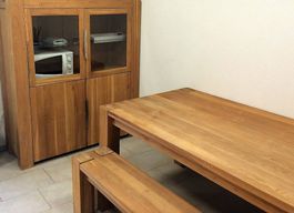 Table, bancs et meuble en chêne