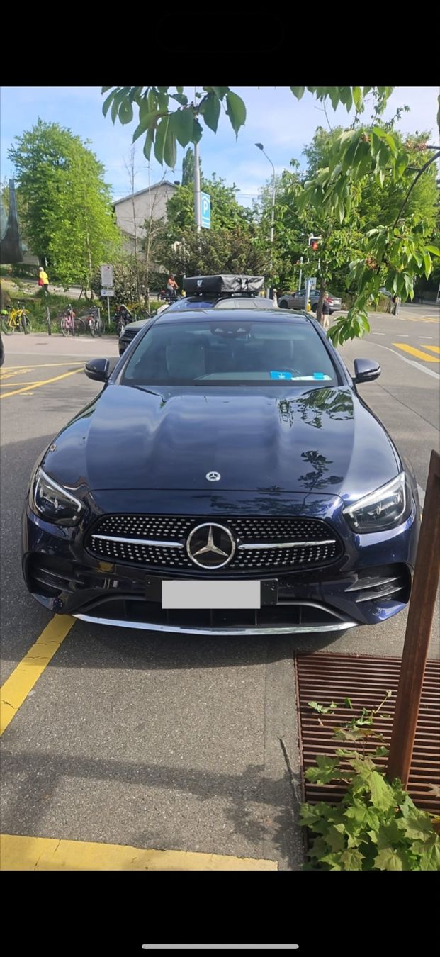 Mercedes-Benz Automobili: Dark Blue Mercedes E-Class Sedan - Pristine Summer Condit... – Usato da Uetikon am See venduto da Lund-1991