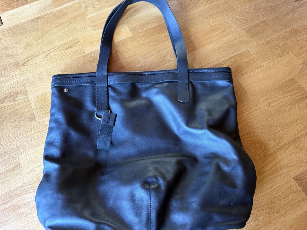 Borse da donna: Shadowhound Ledertasche schwarz Top neuer Zustand – Nuovo e nell'imballaggio originale da Meiringen venduto da Sokajina