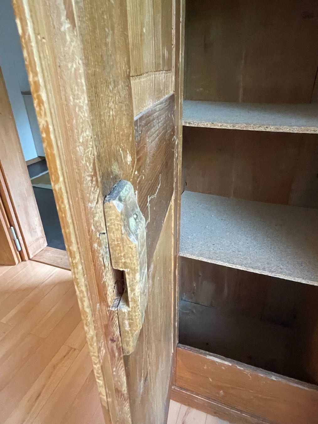 Armadi: alter Bauernschrank Holz – Usato da Niederweningen venduto da mirabet 4