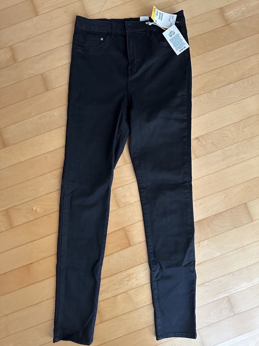 H&M Jeans: Schwarze H&M Damen Jeans – Nuovo (secondo la descrizione) da Zollikofen venduto da Taximan89