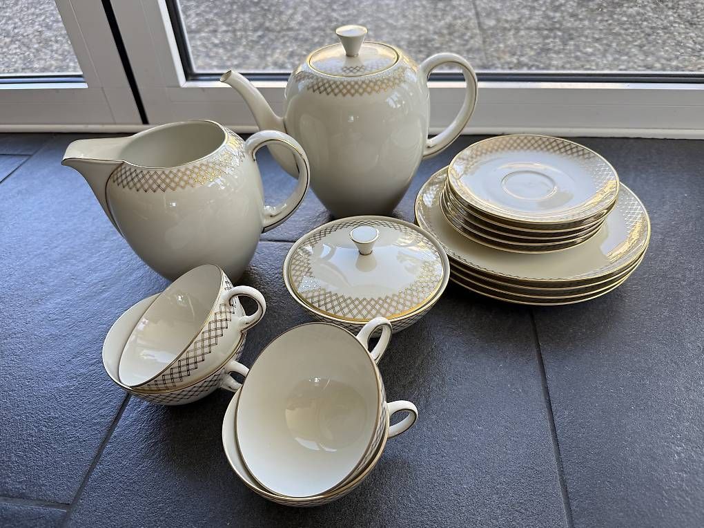 Set di piatti: Kaffeeservice mit Goldmalerei – Usato da Reinach BL venduto da Beutling
