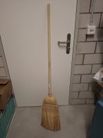 Stabile Holz-Besen