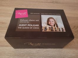 DE LUX SCHACH FIGUREN-Holzkasten-signiert von Judit Polgar!