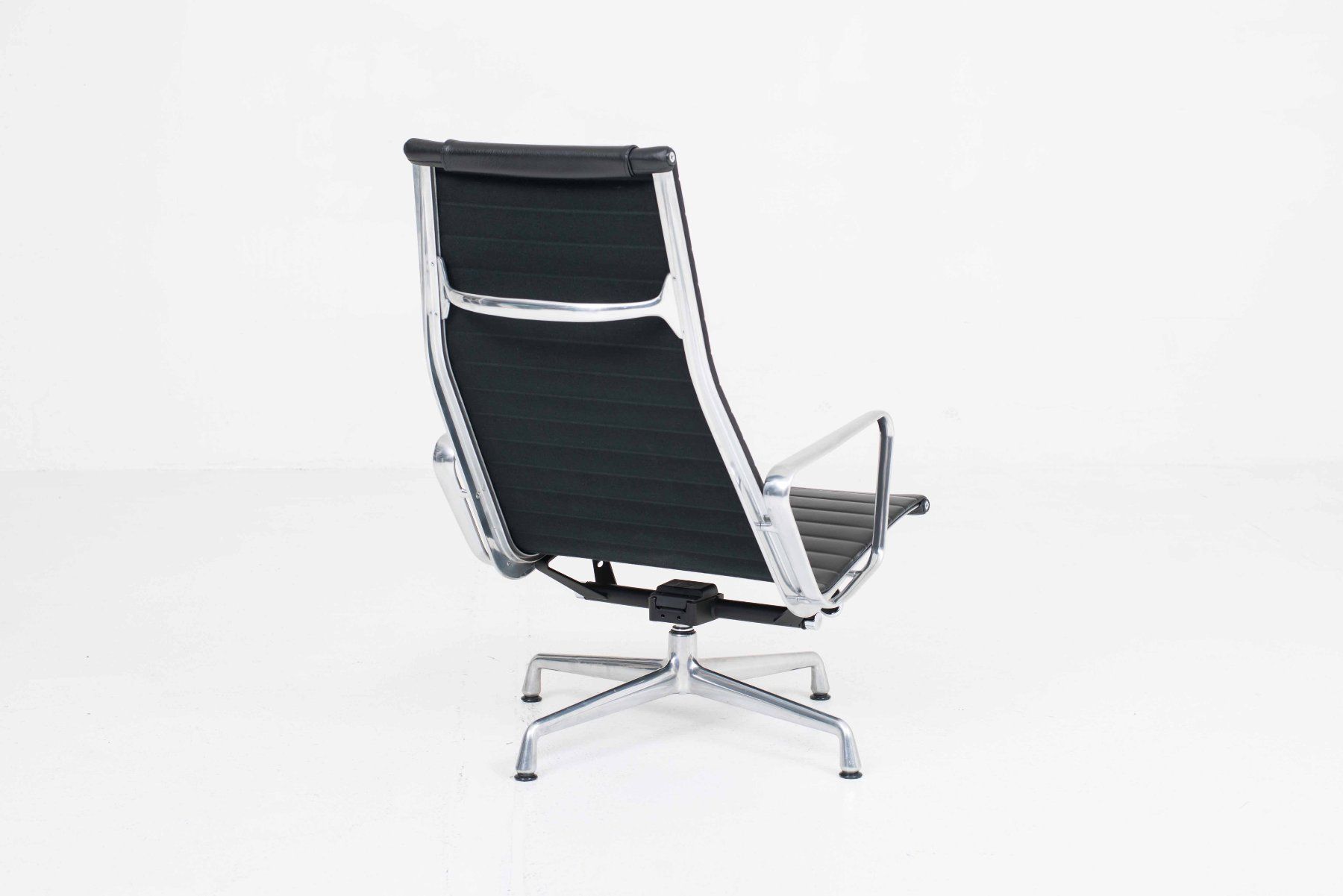 Vitra Poltrone: Vitra EA 124 Sessel von Charles & Ray Eames - Leder Schwarz – Usato da Zürich venduto da STUZH38 2