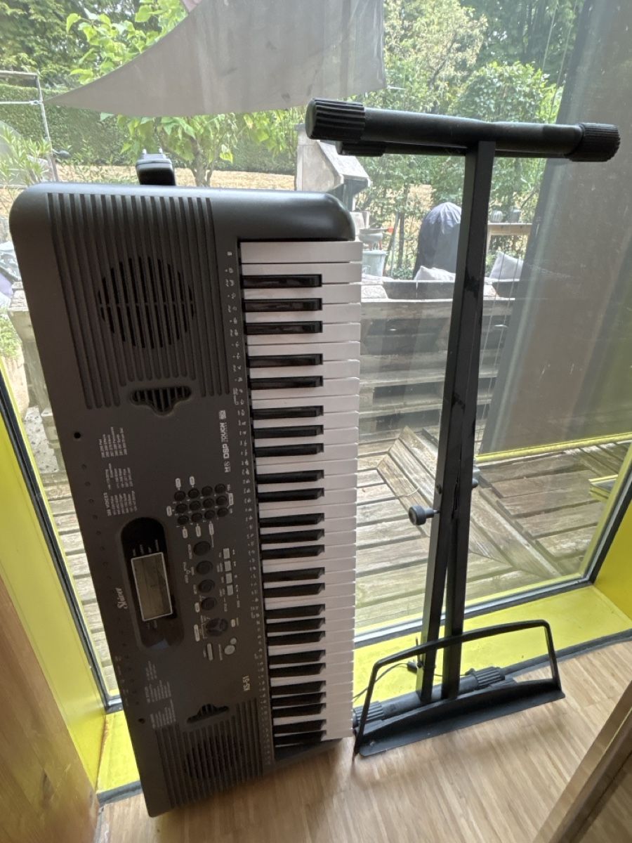 Strumenti musicali: Synthétiseur accompagné de son trépied  – Usato da Chêne-Bourg venduto da iva_6fxv 1