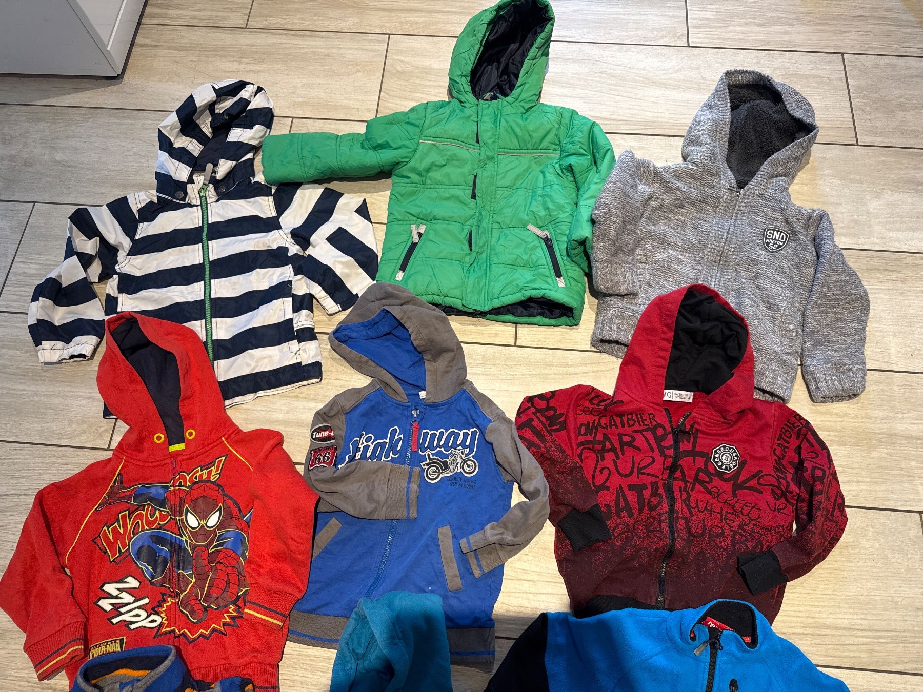Lotti & Set di vestiti: Kleiderset 104 Jacken, Pullover, Hemde 16 teilig – Usato da Gelterkinden venduto da Familienferien 1
