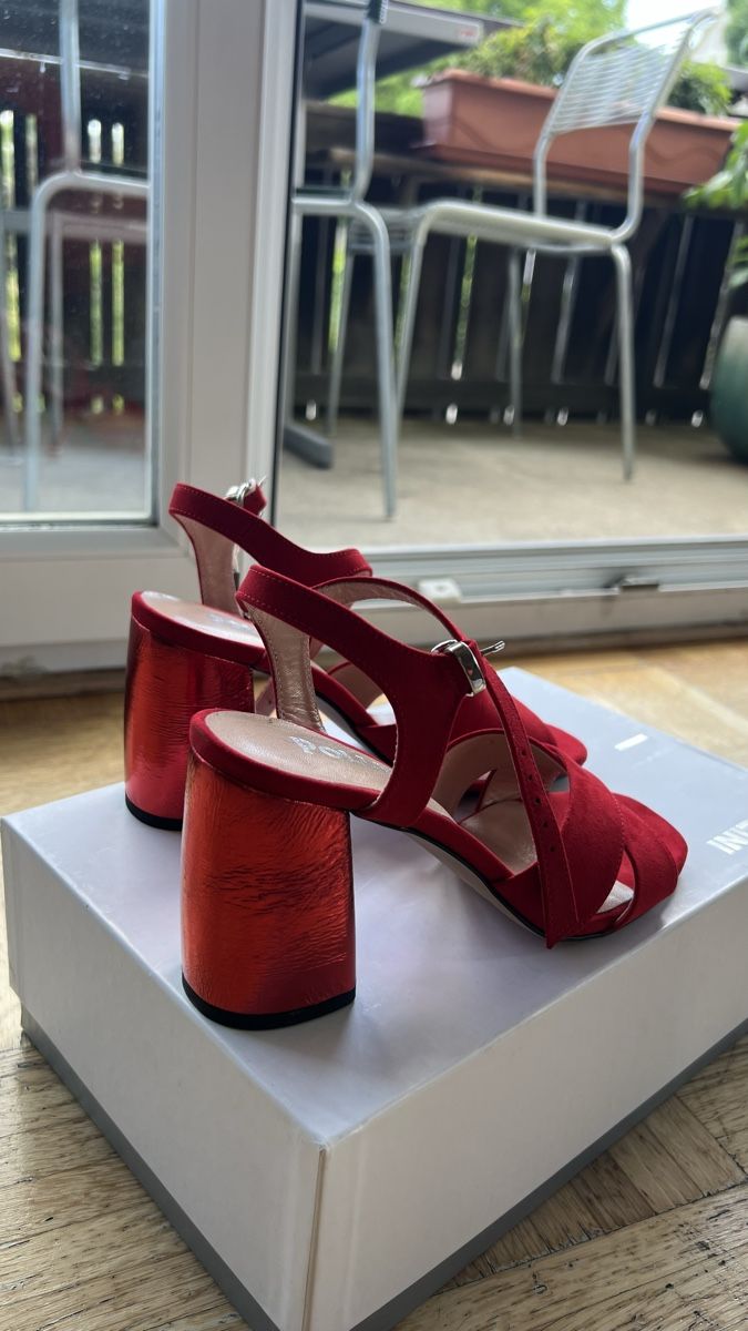 Scarpe da donna: Red Suede Block Heel Sandals von Pollini  – Nuovo e nell'imballaggio originale da Rüschlikon venduto da ane_z8yf 1