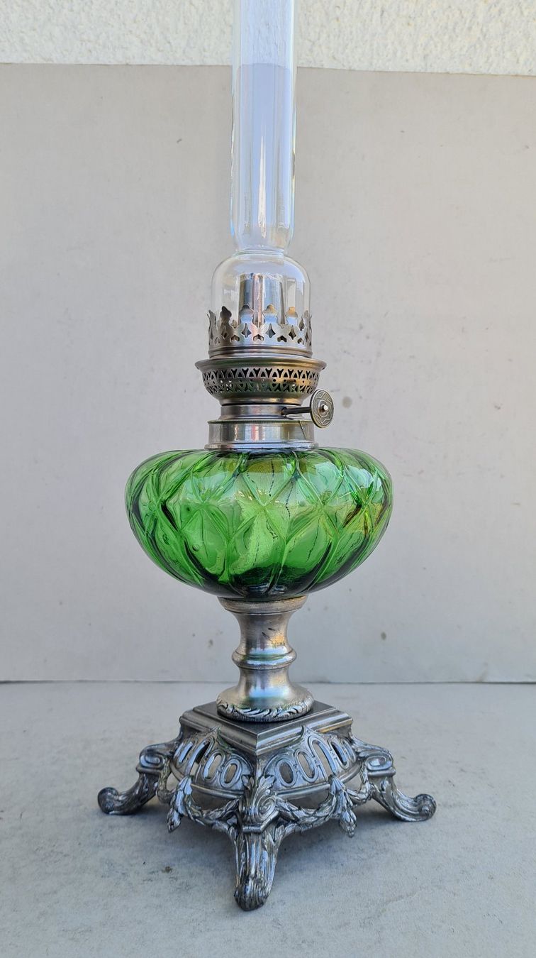 Lampade: Alte versilberte Petrollampe mit grünem Glasbehälter um 1900 – Usato da Frasnacht venduto da Carawill 4