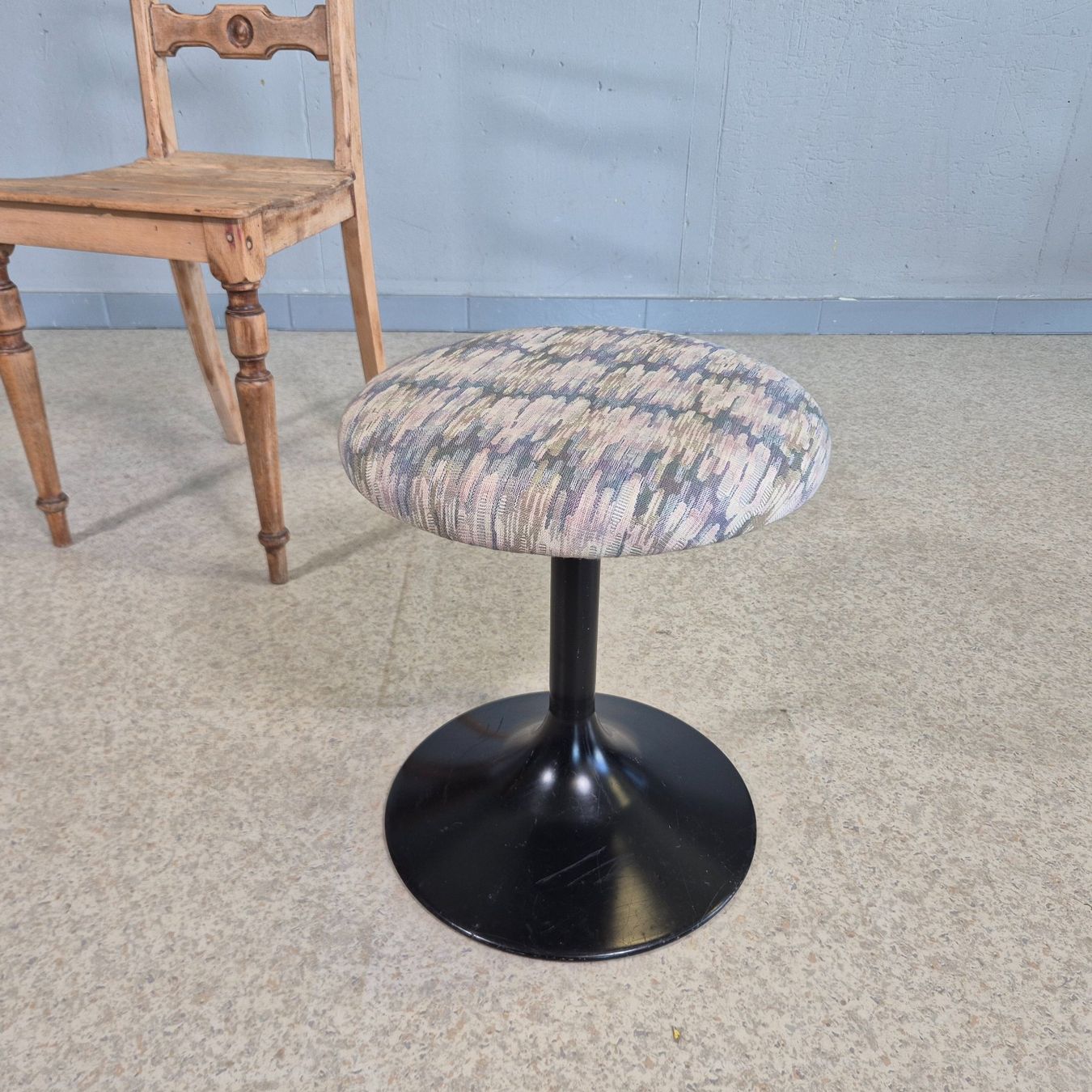 Hocker: Tulpenfuss Polsterhöcker Vintage Stool Hocker Höcker – Gebraucht aus Nottwil von Wondewa-Shop 2