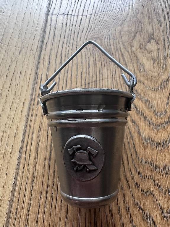 Tutte le decorazioni: Zinn-shot-becher mit Eisenflaschenhalter – Usato da Aeschi bei Spiez venduto da Schweizer147 1