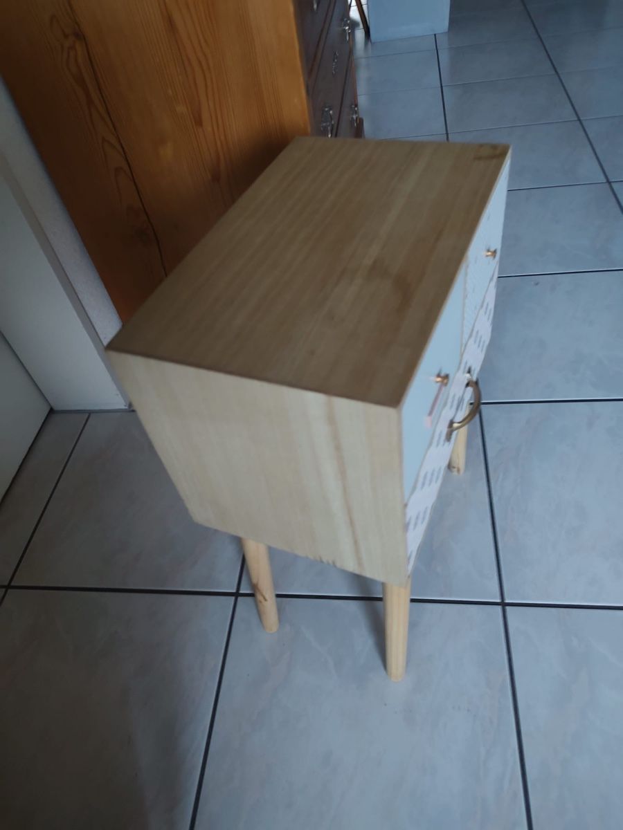 Tables de nuit: Nachttisch Holz mit 3 Schubladen – D'occasion à Mülchi par jas_bqy2 2