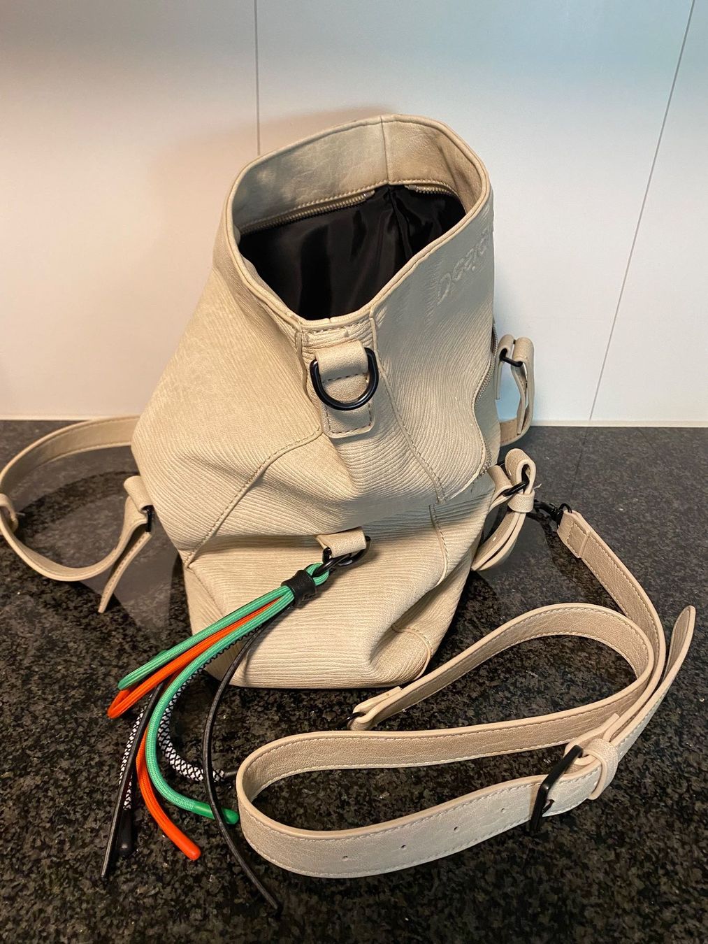 Desigual Sacs femmes: Handtasche Desigual – Défectueux à Bösingen par Trigusik