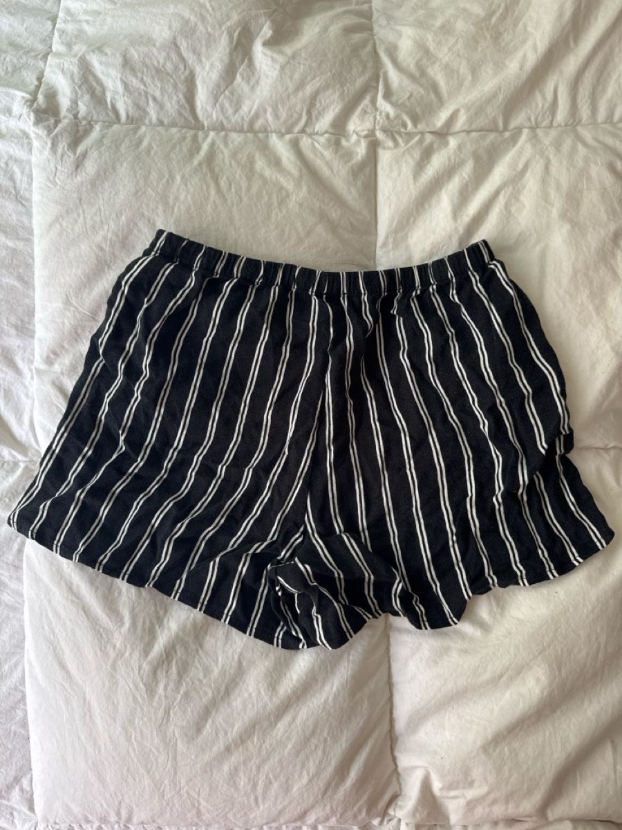 Hosen: Short Subdued rayé noir et blanc, taille M, parfait! – Gebraucht aus Genève von lejardindesvetements 2