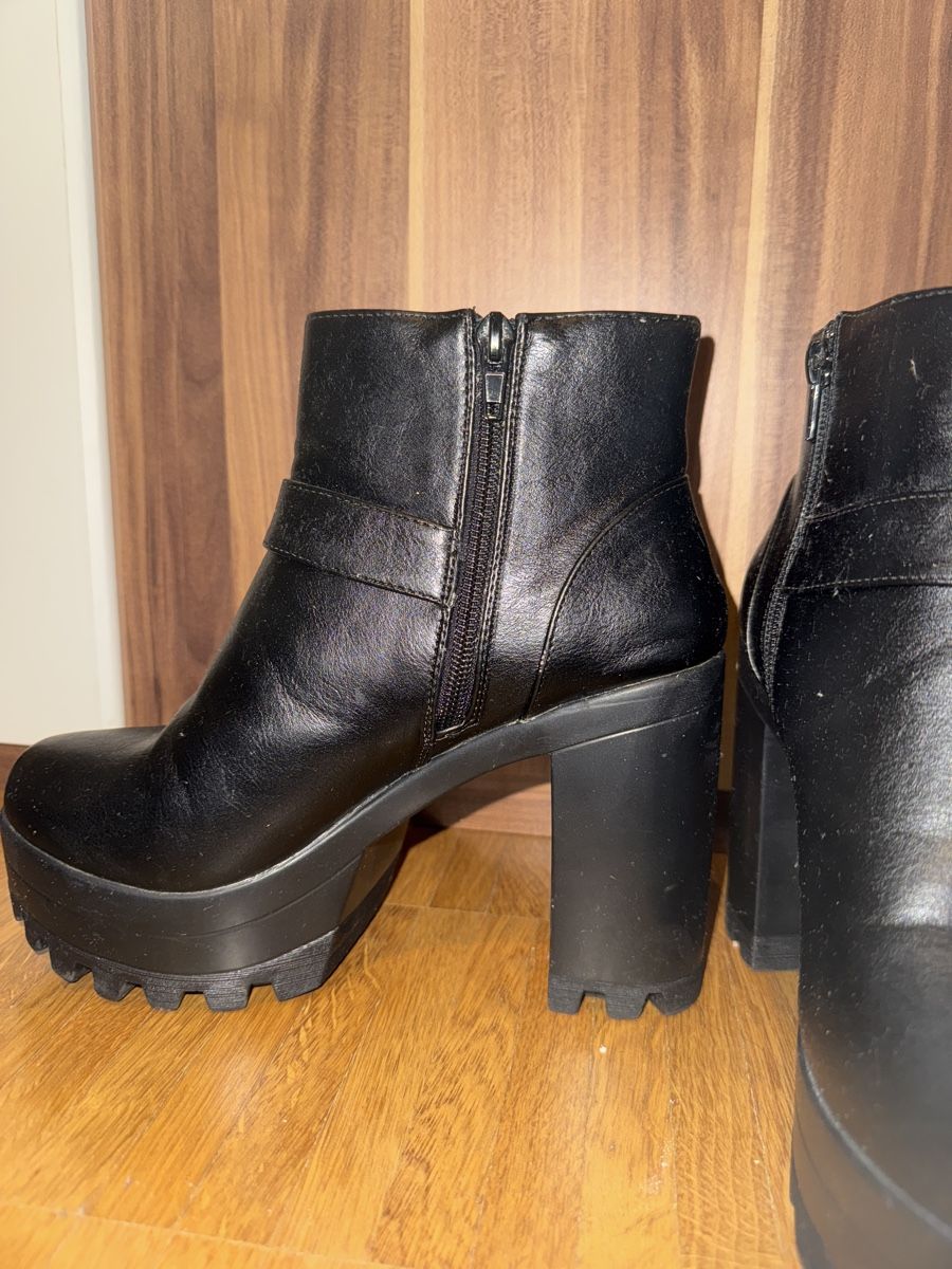 Scarpe da donna: Schwarze Stiefeletten mit Blockabsatz – Nuovo (secondo la descrizione) da Kloten venduto da and_9mqp 1