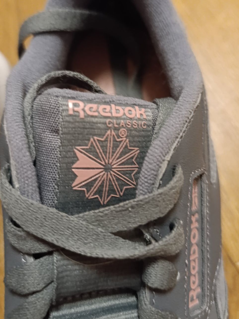 Reebok Scarpe da donna: Sneaker Reebok Classic, Grösse 40, grau – Usato da Silvaplana venduto da Suomi3101 2