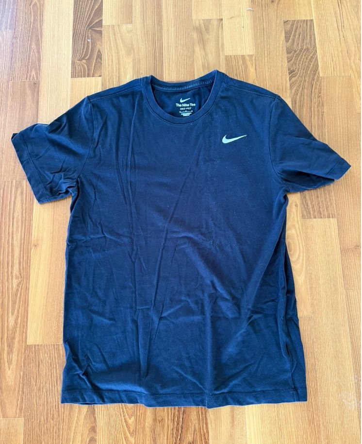 Nike T-Shirts: Schwarzes Nike T-shirt – Gebraucht aus Dänikon ZH von eigenhbe
