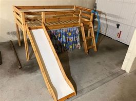 Flexa Kinderbett, halbhoch mit Rutsche (rotes Geländer)