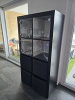 Ikea Kallax Regal mit Vitrinentüreinsatz und Dröna Boxen