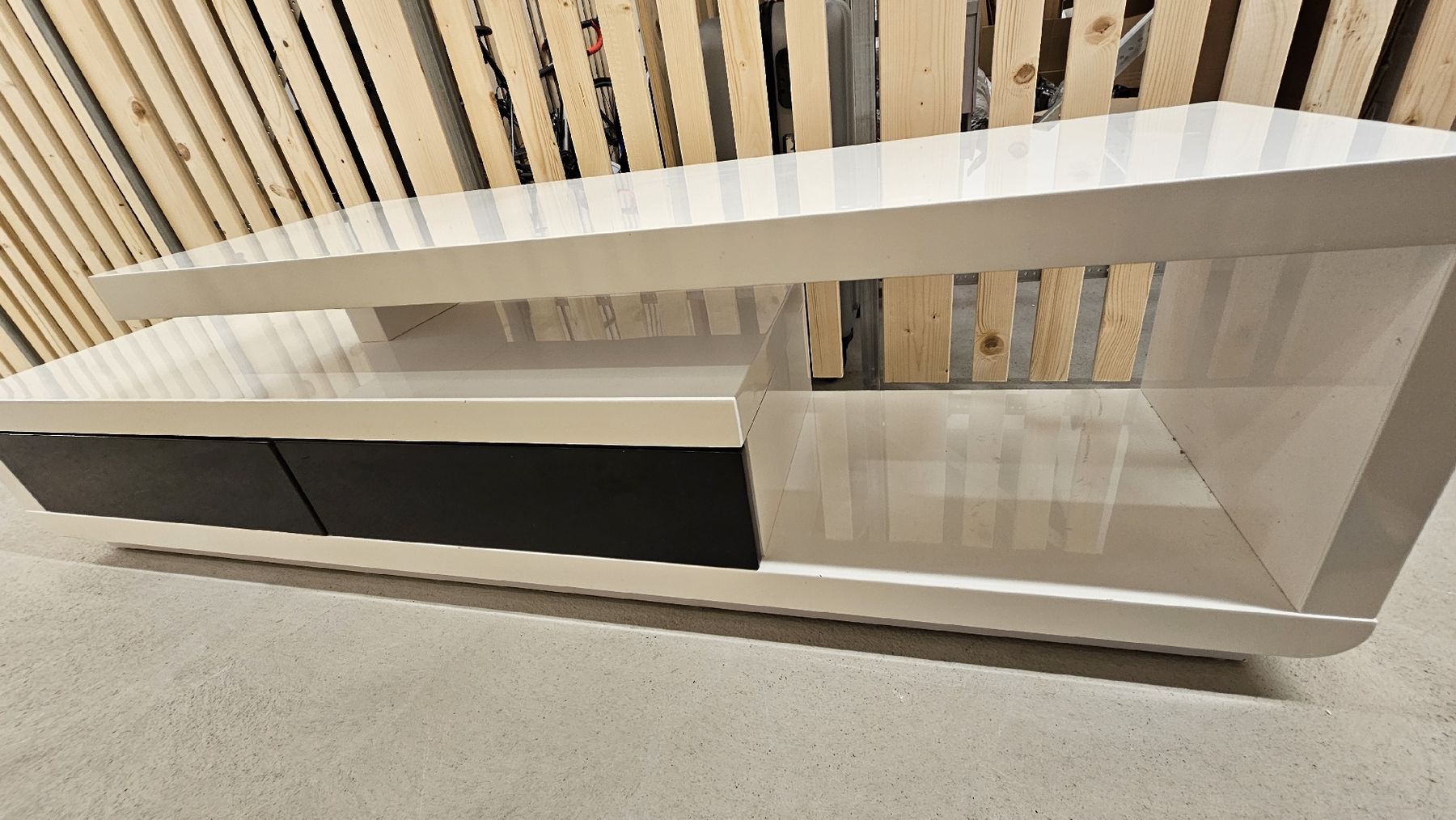 Mobili TV: Fernsehmöbel Weiss/Schwarz 175x45cm – Usato da Chur venduto da Moprom