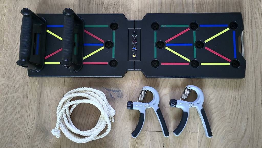 Hometrainer: Liegestützen Brett, Handtrainer, Springseil – Usato da Weinfelden venduto da Esox4