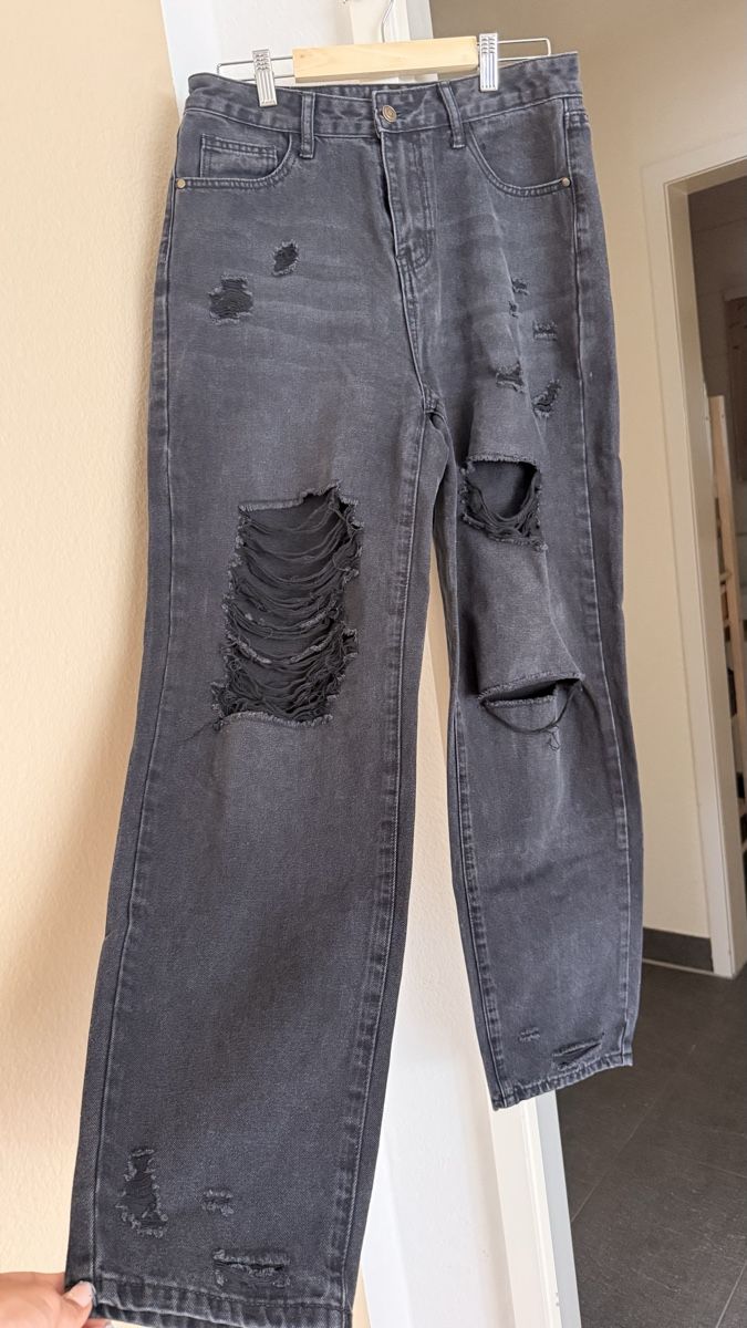 Jeans: Jeans mit Löcher, Grösse 38/40 – Gebraucht aus Thun von tat_zb9b