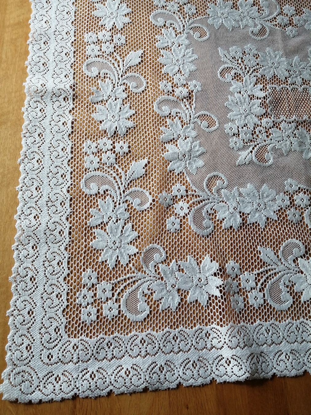 Altra biancheria da tavola: Spitzendecke weiss mit Blumenmuster 90x86cm gebraucht – Usato da Honau venduto da holunder3 3