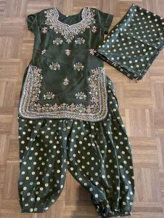Indische Kleidung oliv mit Stickerei