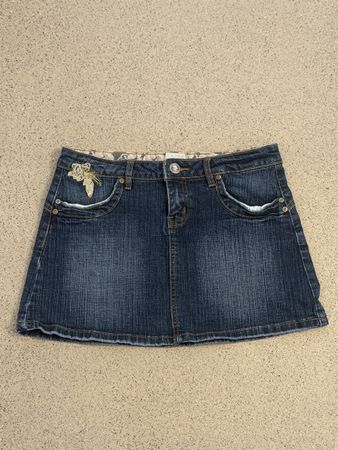 Jupe en jean bleue taille 34 avec broderies florales