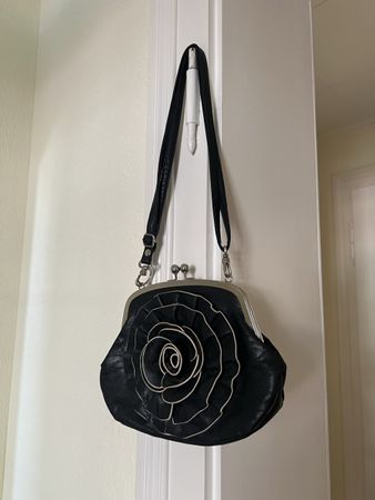 Vintage Tasche schwarz mit Rosenapplikation y2K