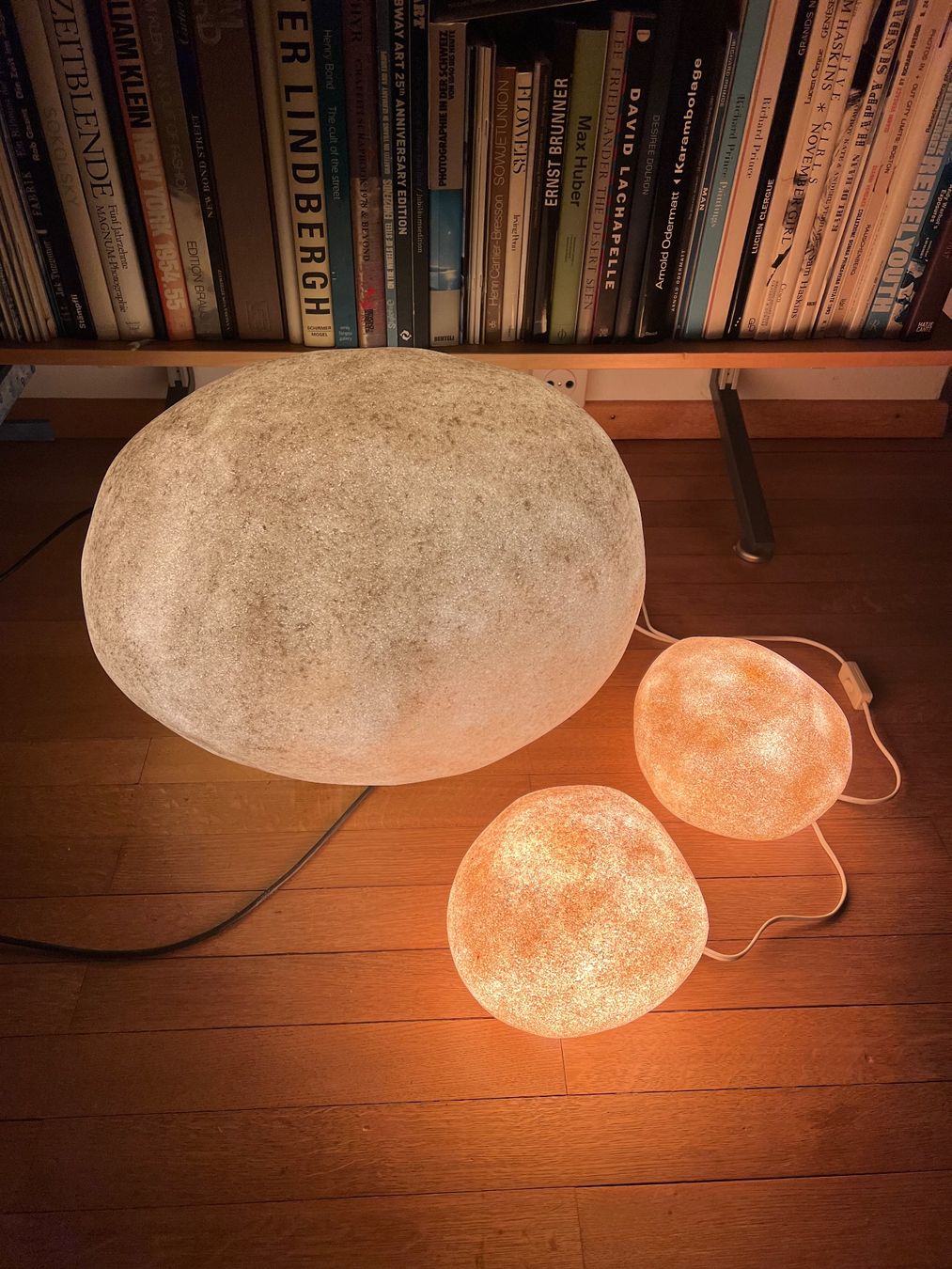 Lampade: 3 Bodenleuchten Moon Rock – Usato da Obfelden venduto da Zocci 1